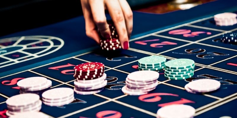 Betting mentorship groups enhance both social interaction and strategic learning.